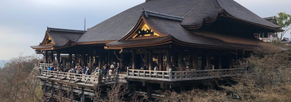 Kyoto en 2026 : pourquoi l'ancienne capitale japonaise reste fascinante… et comment éviter le piège du surtourisme 6 Temple suspendu Kiyomizu dera Kyoto