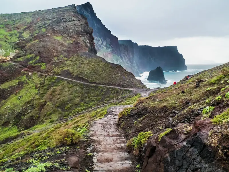 Ce que Madère fait aux voyageurs (et que personne ne dit vraiment) 3 Sentier de randonnée volcanique sur les falaises de Madère avec vue sur l'océan Atlantique