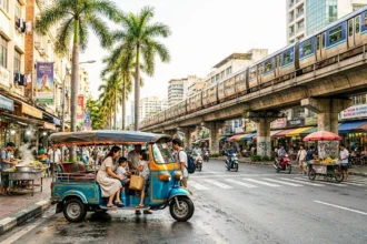 Famille montant dans un tuk-tuk coloré dans une rue animée de Bangkok