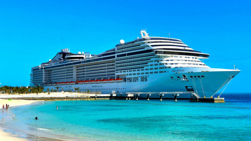 un bateau de croisière faisant partie de la flotte MSC Crosière