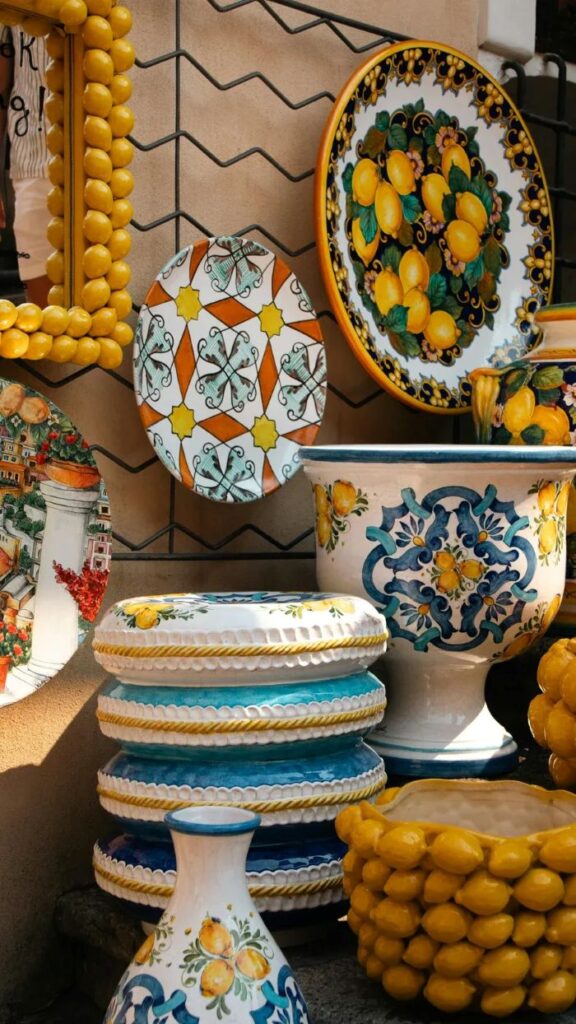 Amalfi en 3 jours, la question que tout le monde se pose avant de réserver 10 Exposition de ceramiques colorees a Amalfi en Italie