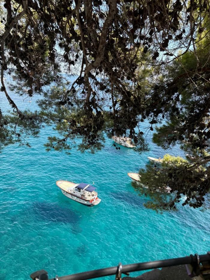 Amalfi en 3 jours, la question que tout le monde se pose avant de réserver 2 Vue pittoresque des bateaux sur la côte amalfitaine en été