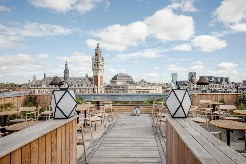 3 jours à Lille : l'itinéraire qu'on a testé, des estaminets du Vieux-Lille au sommet du beffroi 2 Terrasse en rooftop du Grand Hôtel Bellevue avec vue sur le beffroi de Lille