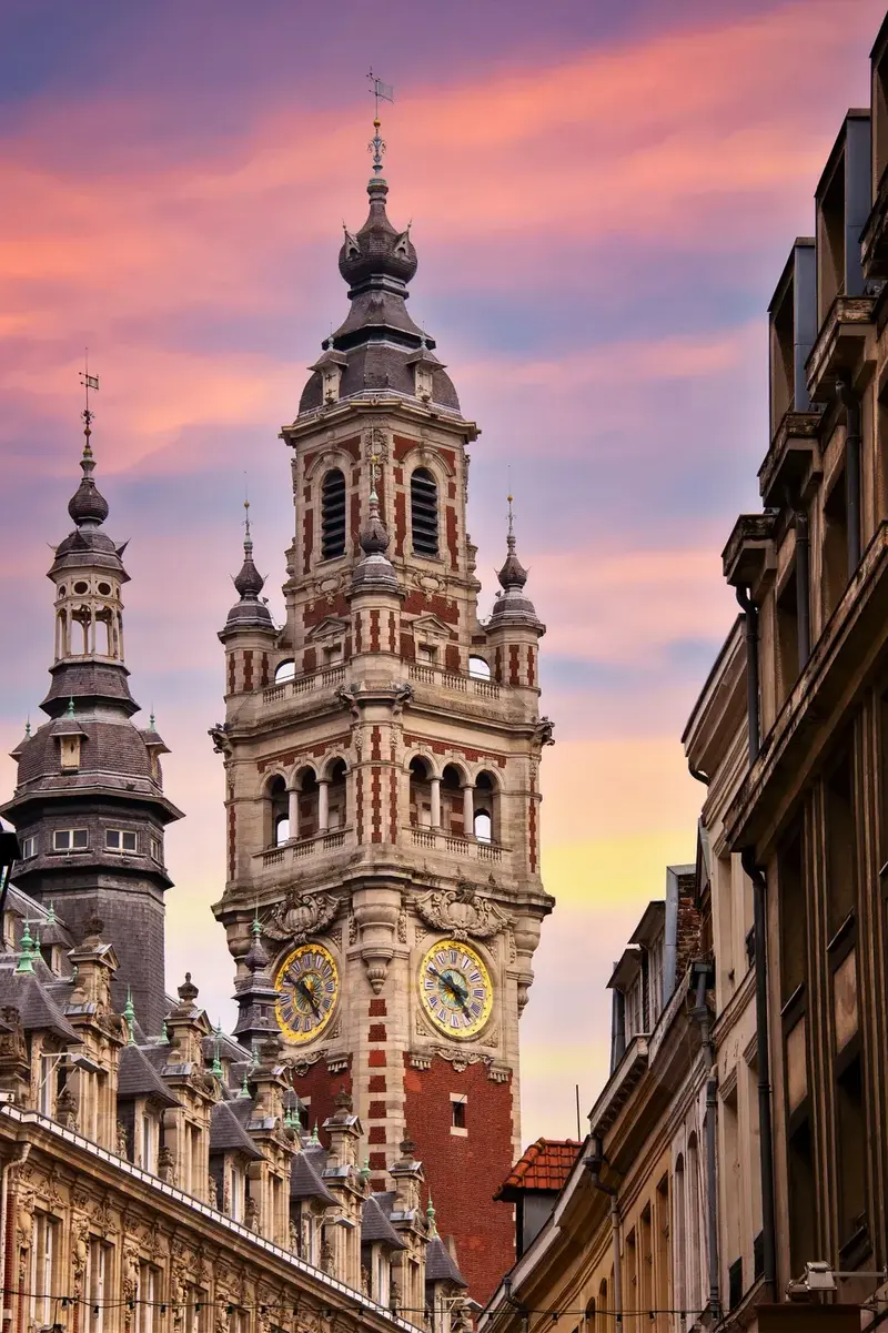 3 jours à Lille : l'itinéraire qu'on a testé, des estaminets du Vieux-Lille au sommet du beffroi 7 Beffroi de l'Ancienne Chambre de Commerce de Lille au coucher du soleil