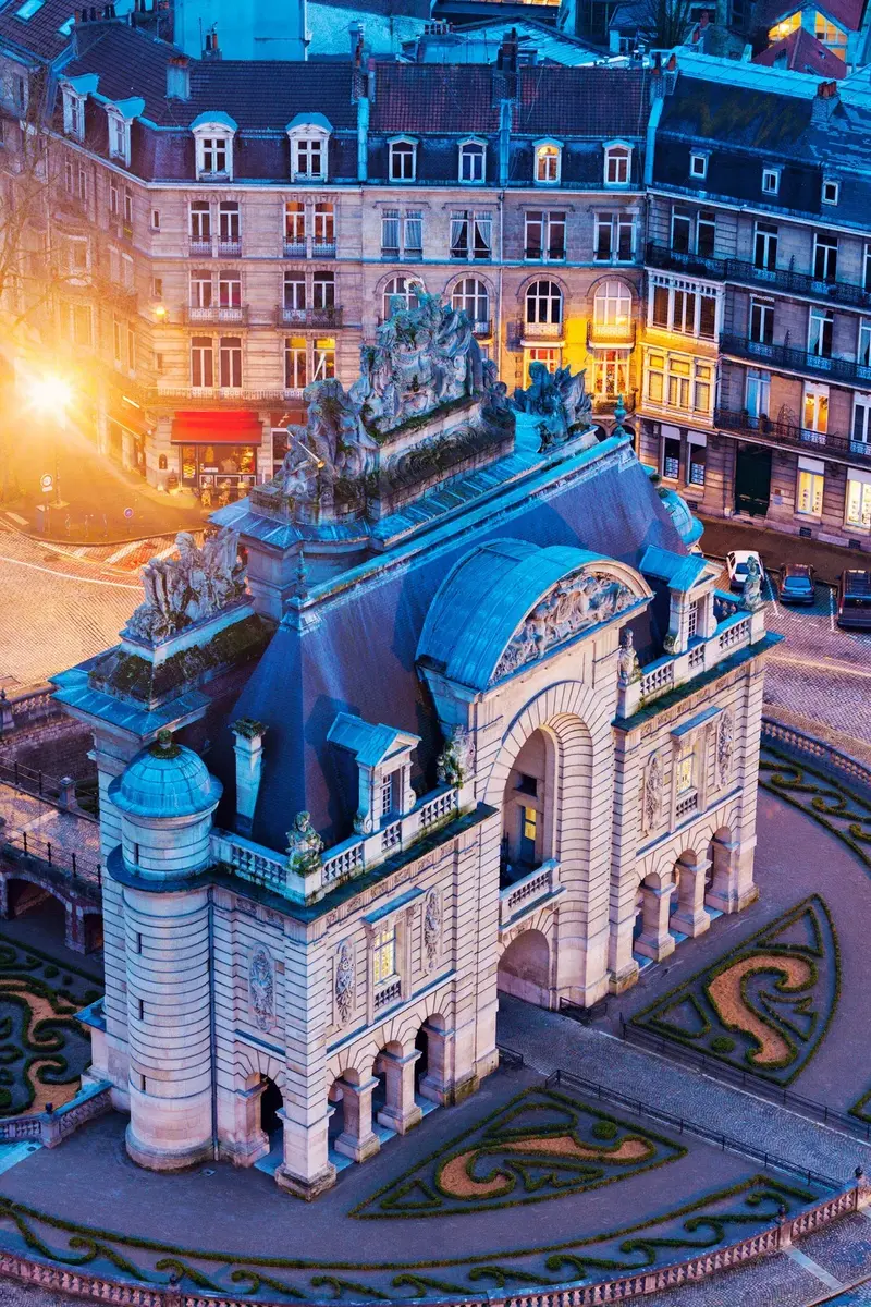 3 jours à Lille : l'itinéraire qu'on a testé, des estaminets du Vieux-Lille au sommet du beffroi 5 Vue aérienne de la Porte de Paris à Lille de nuit