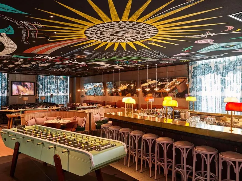 3 jours à Lille : l'itinéraire qu'on a testé, des estaminets du Vieux-Lille au sommet du beffroi 4 Bar et salon design du Mama Shelter Lille avec baby-foot