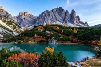 Lac de Limides avec les montagnes des Dolomites Italie
