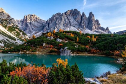 Lac de Limides avec les montagnes des Dolomites Italie