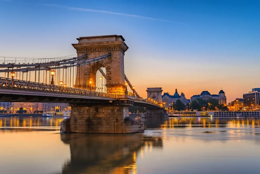 Pont des Chaines de Budapest et horizon de la ville au lever du soleil Budapest Hongrie