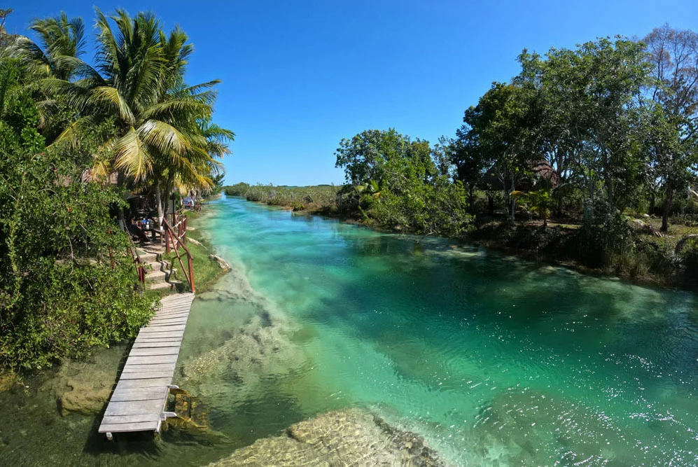Bacalar, au Mexique : la lagune aux sept couleurs et ses stromatolithes fragiles 2 La lagune aux sept couleurs de Bacalar, au Mexique, et ses dégradés de bleus