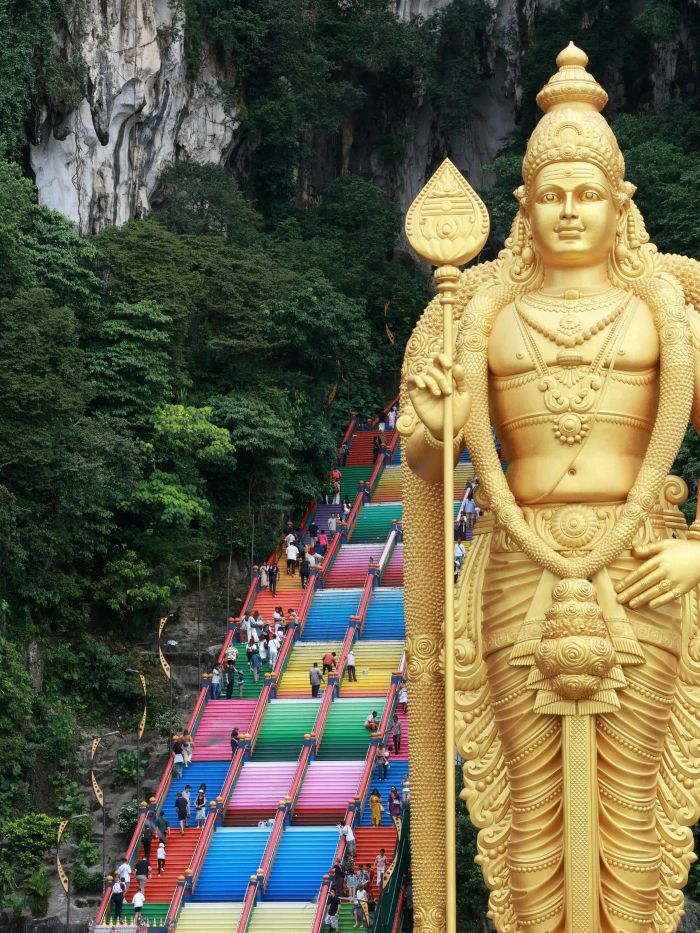 Que faire à Kuala Lumpur : le guide complet pour visiter la capitale malaisienne 3 Statue dorée de Murugan dans les grottes de Batu, Kuala Lumpur