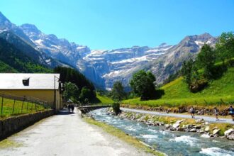 Vue panoramique de la cascade et du paysage du Cirque de Gavarnie