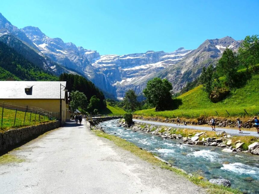 Vue panoramique de la cascade et du paysage du Cirque de Gavarnie