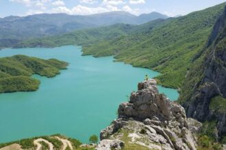 Les eaux turquoise du lac de Bovilla encaissées dans les montagnes verdoyantes au nord de Tirana