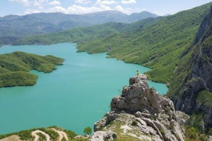 Les eaux turquoise du lac de Bovilla encaissées dans les montagnes verdoyantes au nord de Tirana