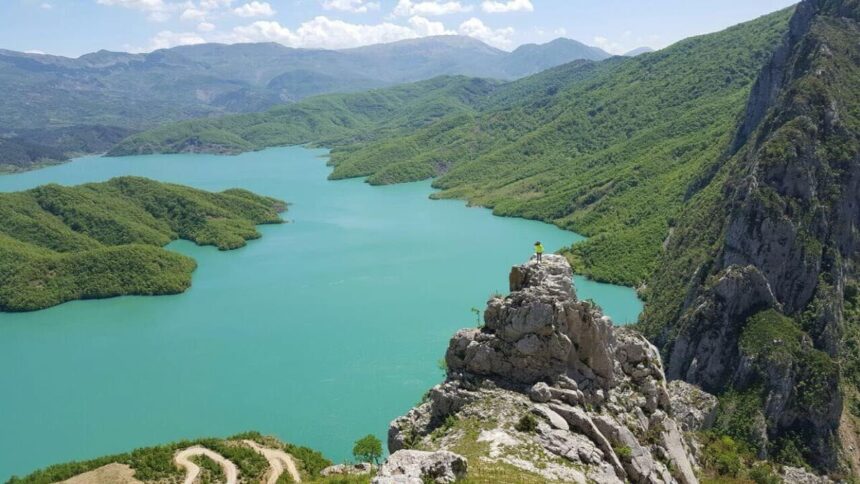 Les eaux turquoise du lac de Bovilla encaissées dans les montagnes verdoyantes au nord de Tirana