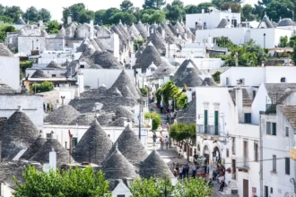 Le quartier des trulli d'Alberobello vu d'en haut, avec ses centaines de toits coniques en pierre sèche et ses murs blanchis à la chaux
