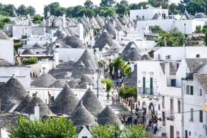 Le quartier des trulli d'Alberobello vu d'en haut, avec ses centaines de toits coniques en pierre sèche et ses murs blanchis à la chaux