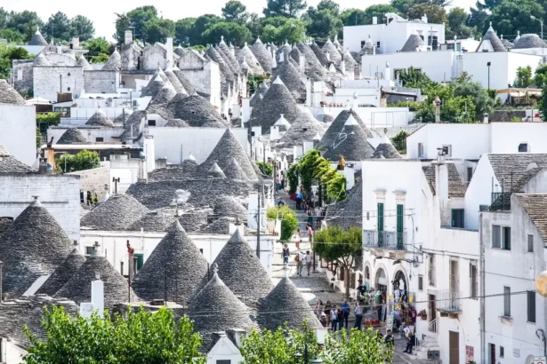 Le quartier des trulli d'Alberobello vu d'en haut, avec ses centaines de toits coniques en pierre sèche et ses murs blanchis à la chaux