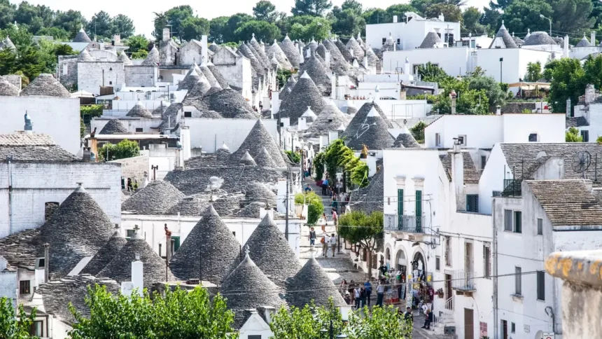 Le quartier des trulli d'Alberobello vu d'en haut, avec ses centaines de toits coniques en pierre sèche et ses murs blanchis à la chaux
