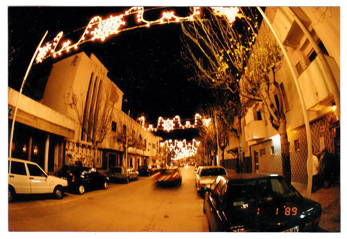 Albufeira et l'Algarve : le guide complet pour ne pas se tromper de séjour 3 Une rue d'Albufeira le soir, ses guirlandes lumineuses tendues au-dessus des terrasses