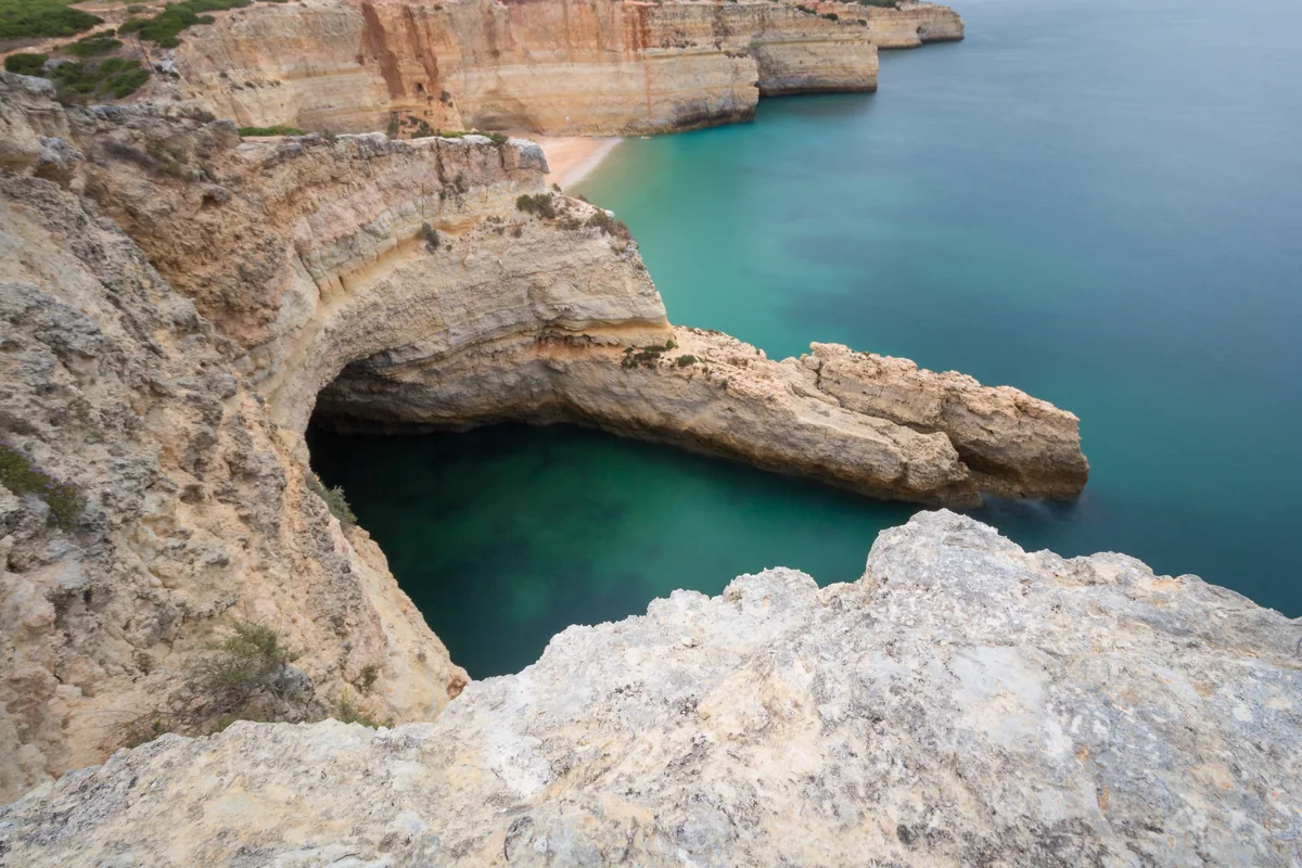 Albufeira et l'Algarve : le guide complet pour ne pas se tromper de séjour 2 Une arche creusée dans la falaise de l'Algarve, ouvrant sur une eau turquoise