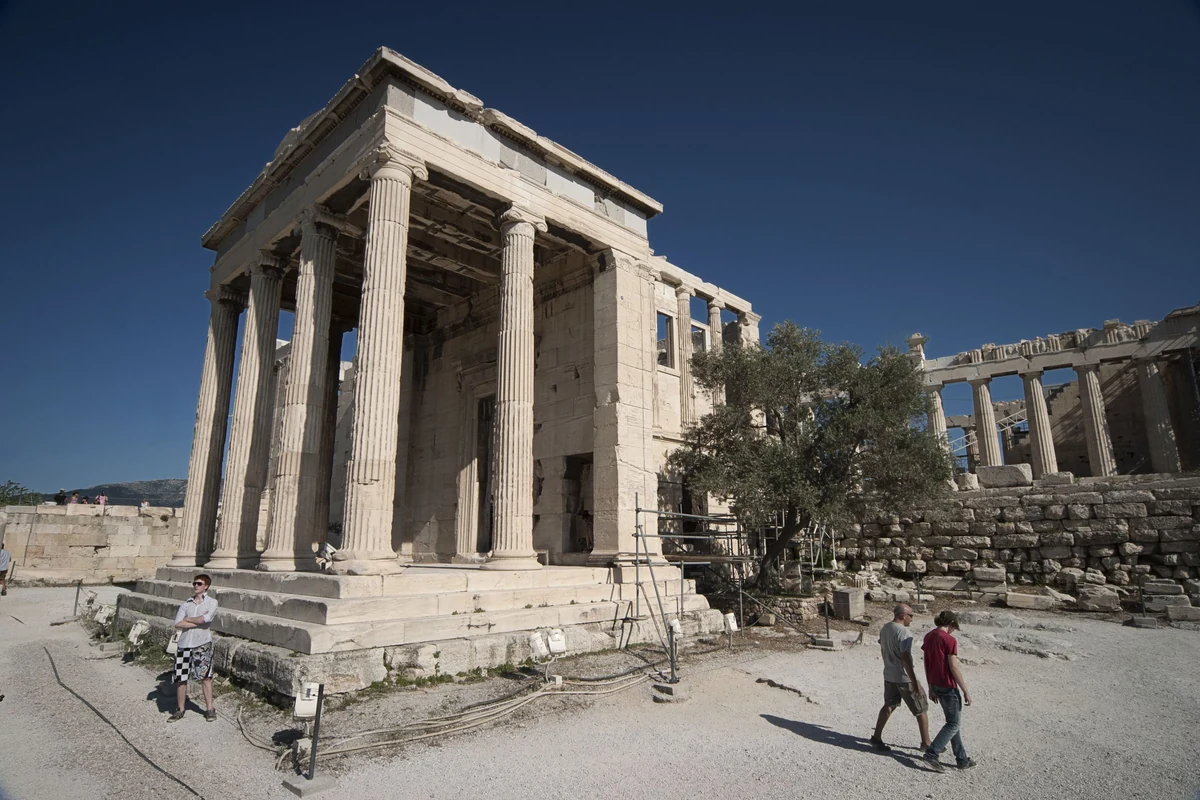 L'Érechthéion et ses colonnes sur l'Acropole d'Athènes, sous un ciel dégagé
