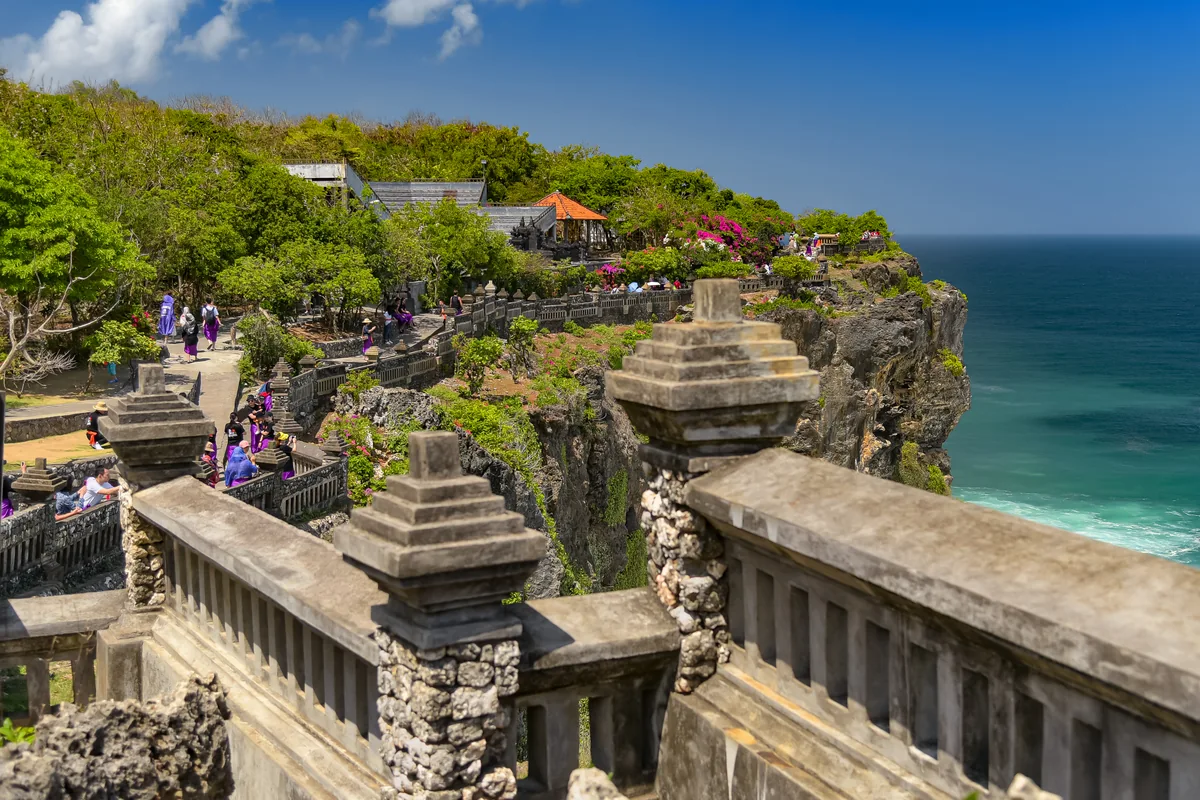 Coucher de soleil à Bali : l'heure exacte mois par mois et les côtes qui le voient vraiment 2 Le temple d'Uluwatu perché au bord de sa falaise calcaire, au-dessus de l'océan Indien
