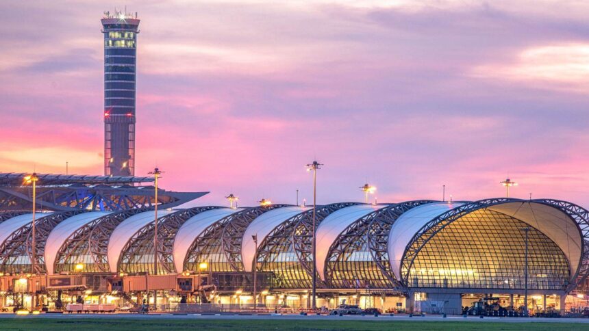 Terminal de l'aéroport de Suvarnabhumi à Bangkok sous un ciel de crépuscule rose