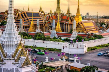 Le Grand Palais de Bangkok et ses toits dorés vus d'en haut, entourés de la ville