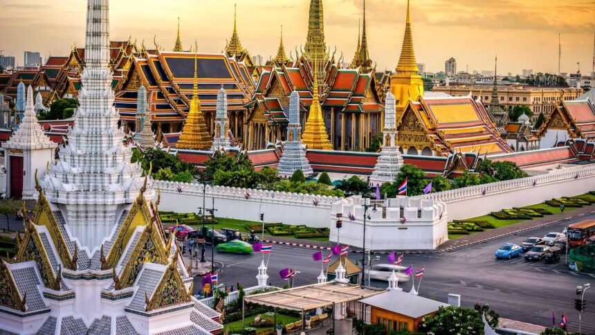 Le Grand Palais de Bangkok et ses toits dorés vus d'en haut, entourés de la ville