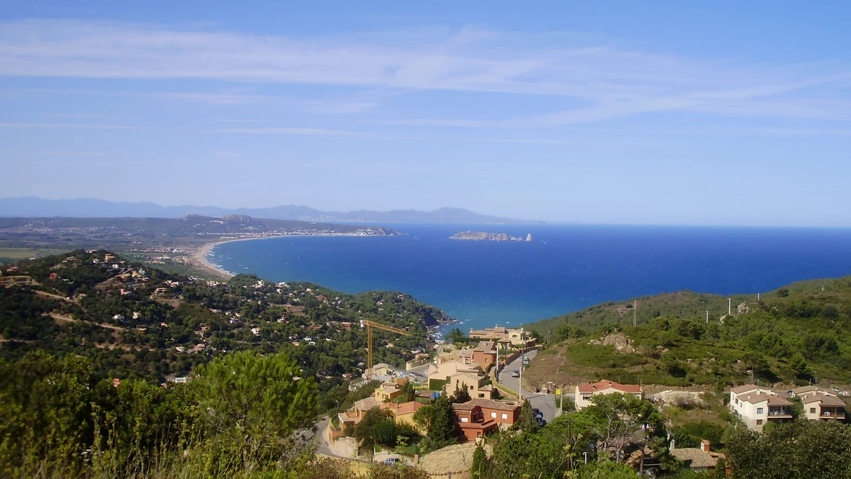Begur et ses criques : le guide complet de la Costa Brava sauvage 2 Le littoral de Begur sur la Costa Brava, sa longue plage et ses rochers