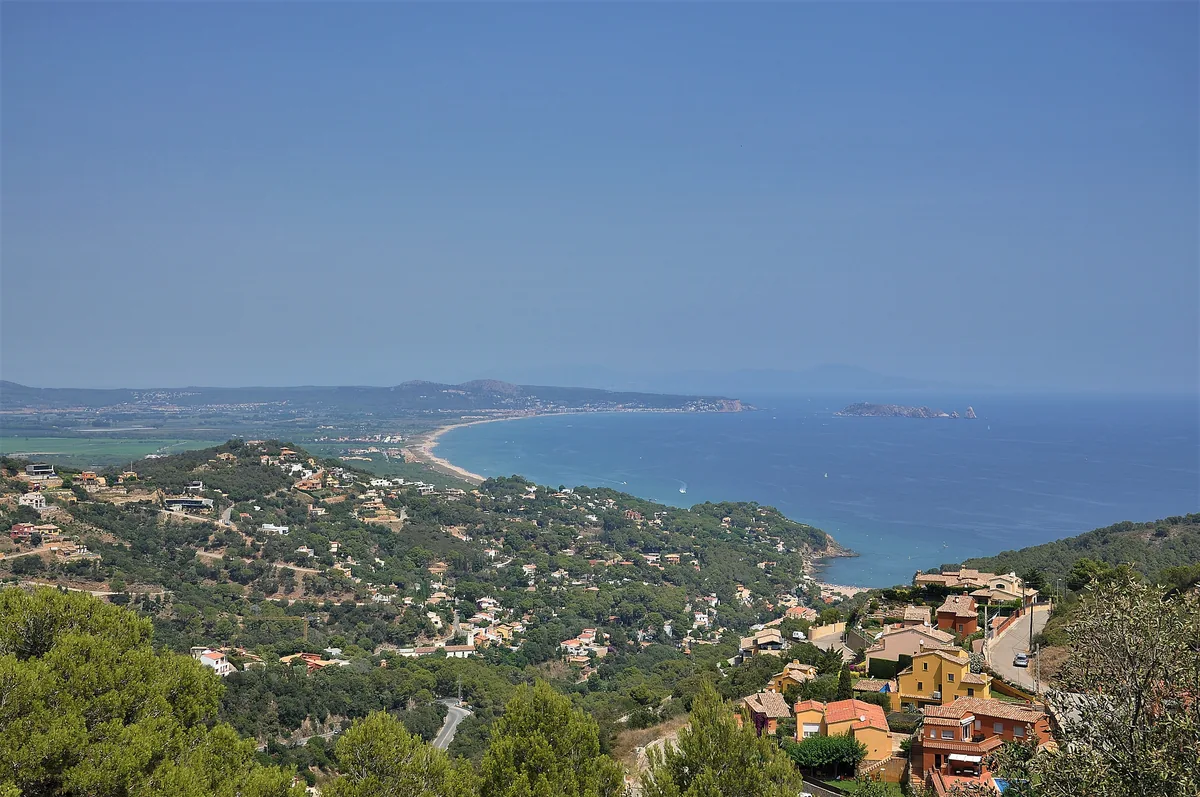 Begur et ses criques : le guide complet de la Costa Brava sauvage 3 Panorama de la côte autour de Begur, entre pinèdes, criques et mer