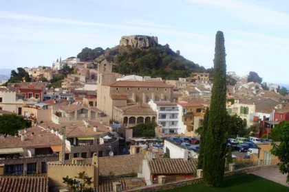 Le village de Begur et les ruines de son château dressées sur la colline, au-dessus des toits de tuiles