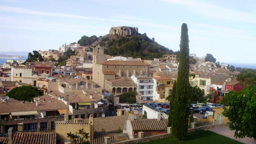 Le village de Begur et les ruines de son château dressées sur la colline, au-dessus des toits de tuiles