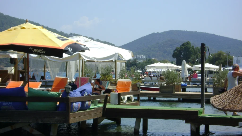 bodrum ponton restaurant plage parasols