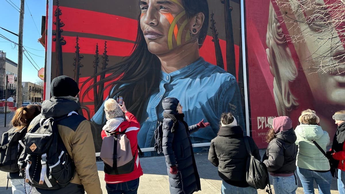 Visite guidée de Brooklyn en français : Bushwick, Williamsburg et Dumbo 3 Un groupe de visiteurs devant une grande fresque murale de Bushwick
