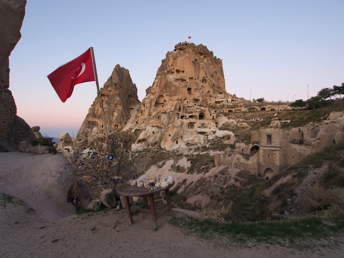 Montgolfière en Cappadoce : le guide complet avant de réserver votre vol 3 La citadelle rocheuse d'Uçhisar en Cappadoce, criblée d'ouvertures
