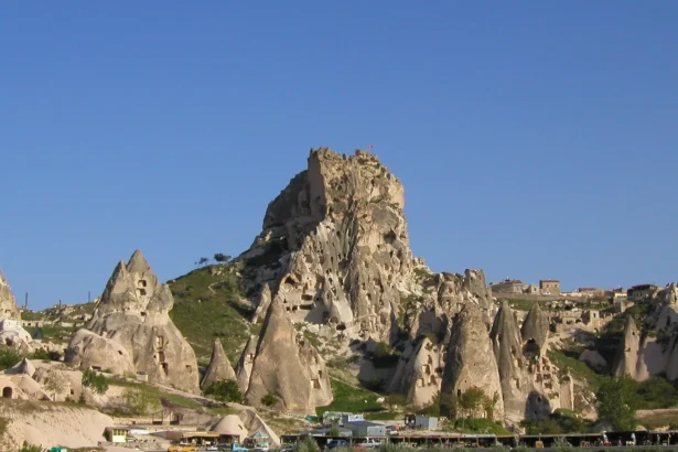 Cheminées de fées de Cappadoce sous un ciel dégagé