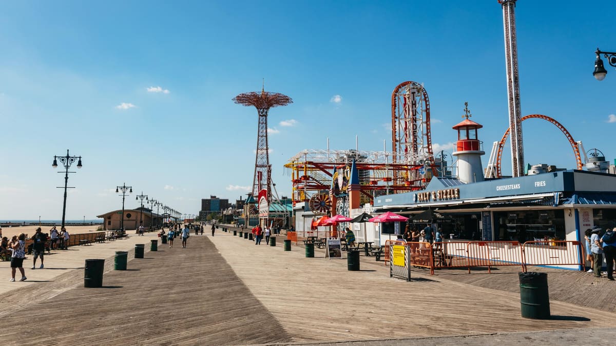 Les contrastes de New York : Brooklyn, le Bronx, Harlem, le Queens et Coney Island 4 La promenade en planches de Coney Island avec la tour du Parachute Jump