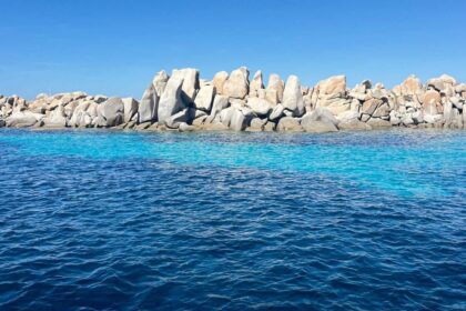 Blocs de granit clair émergeant d'une eau turquoise et transparente, dans le sud de la Corse