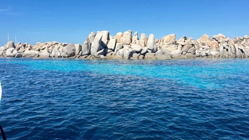 Blocs de granit clair émergeant d'une eau turquoise et transparente, dans le sud de la Corse