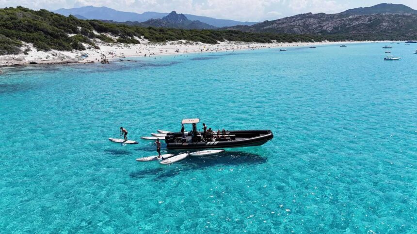 Plage de sable blanc et eau turquoise peu profonde adossée au maquis, sur la côte nord de la Corse