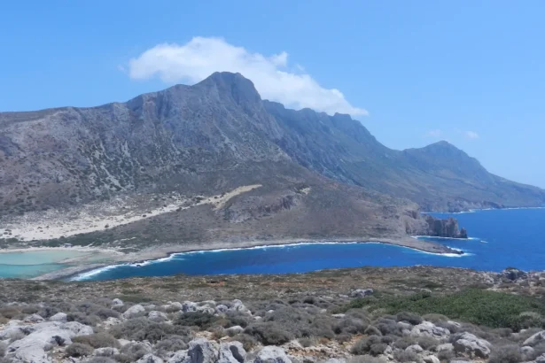 La lagune de Balos en Crète vue des hauteurs, son banc de sable clair et ses eaux turquoise cernées de reliefs arides