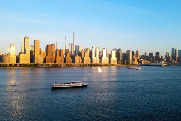 Bateau de croisière Circle Line sur l'Hudson devant la ligne des gratte-ciel de Midtown Manhattan en fin de journée