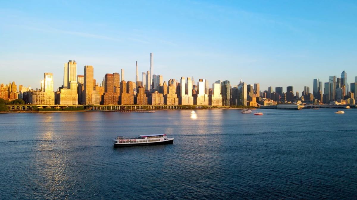 Bateau de croisière Circle Line sur l'Hudson devant la ligne des gratte-ciel
