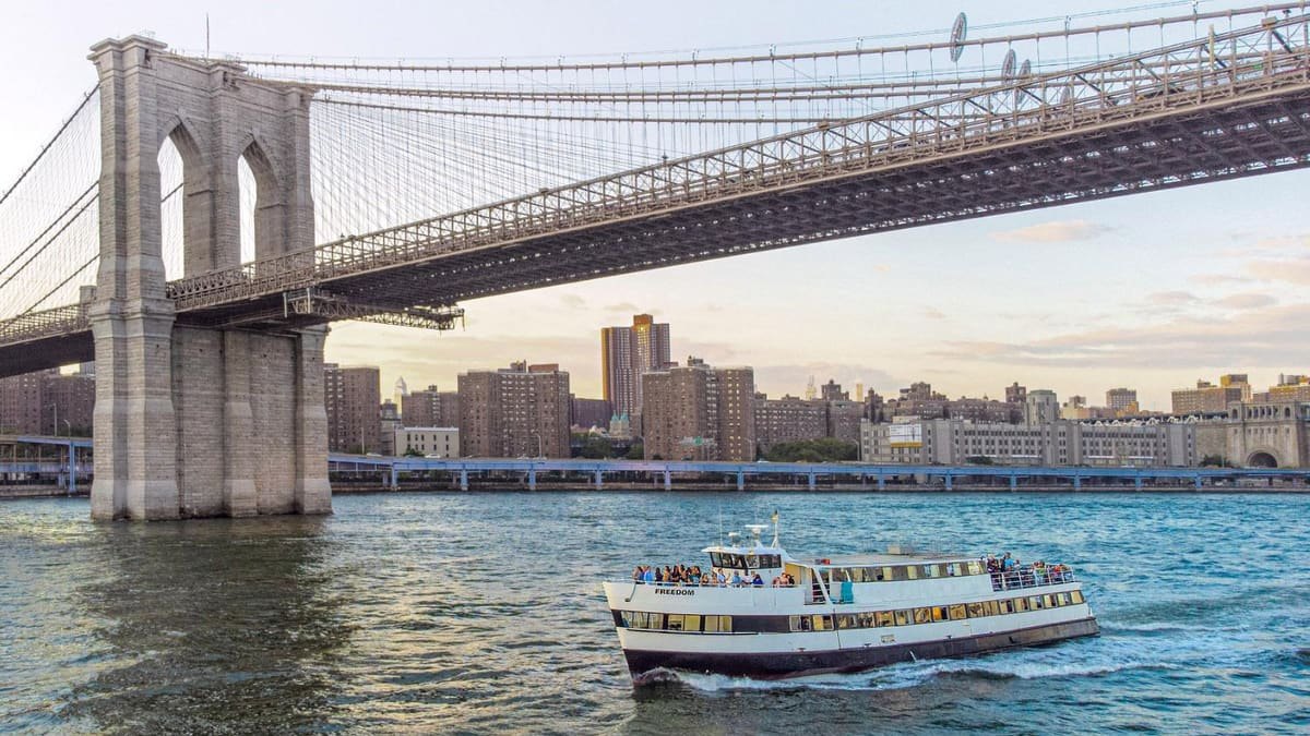 Croisière à Manhattan : quel bateau choisir et à quel prix 4 Bateau de croisière passant sous le pont de Brooklyn sur l'East River