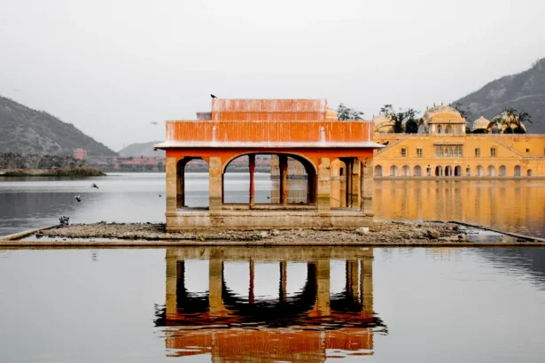 Le palais Jal Mahal posé au milieu de son lac à Jaipur, en Inde, avec les collines en arrière-plan