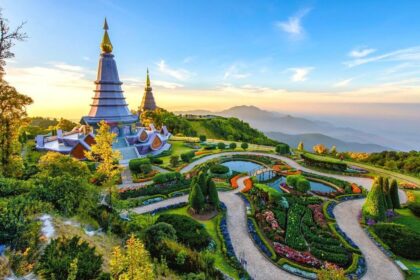 Les deux pagodes royales du parc national de Doi Inthanon et leurs jardins au coucher du soleil