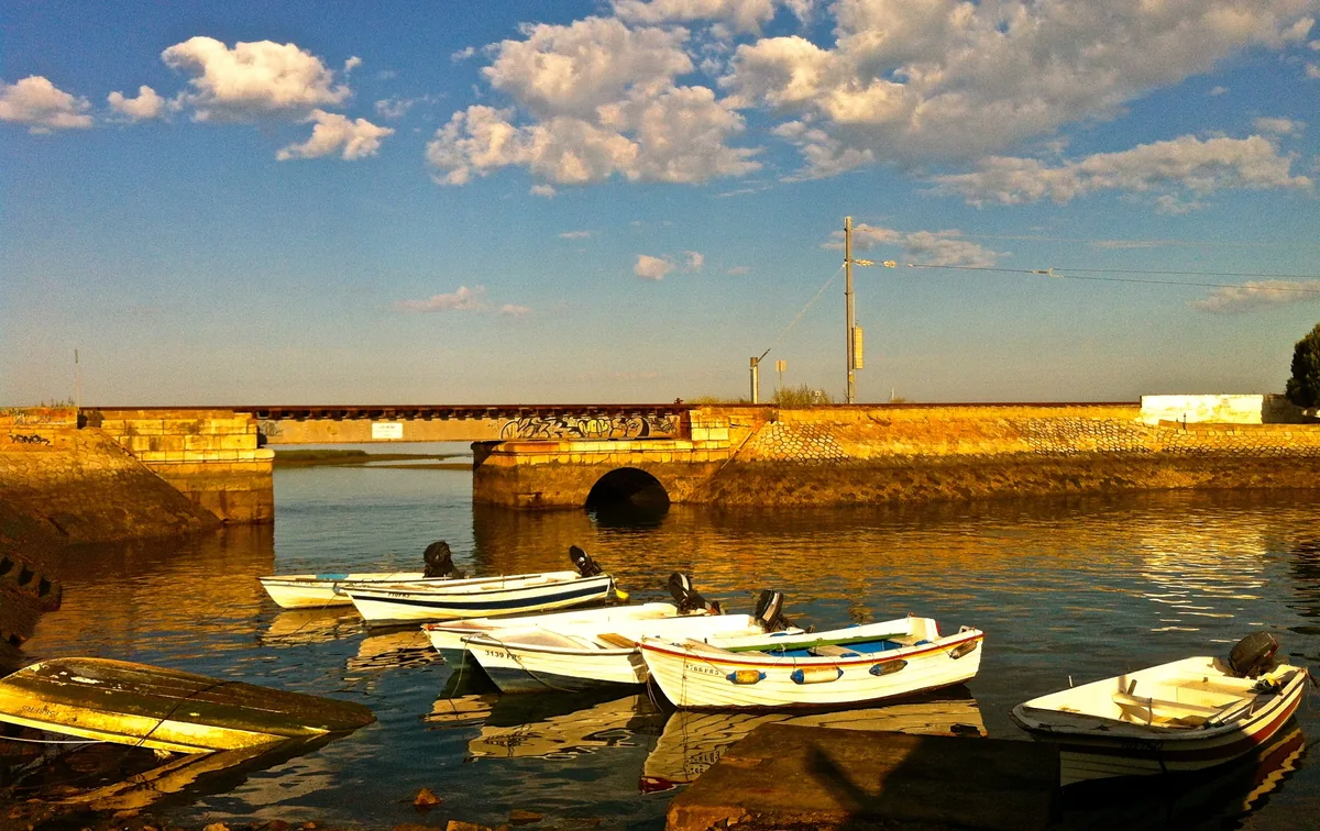 Un petit port de la région de Faro, ses barques de pêche colorées